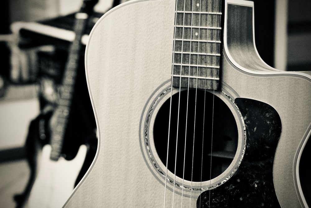 10 Best Acoustic Guitars Under 2000 in 2021 (Reviews)